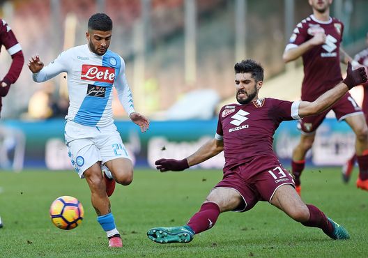  NAPLES, ITALY - DECEMBER 18: Napolis player Lorenzo Insigne vies with FC Torino player Luca Rossettini during the Serie A match between SSC Napoli and FC Torino at Stadio San Paolo on December 18, 2016 in Naples, Italy. (Photo by Francesco Pecoraro/Getty Images) 