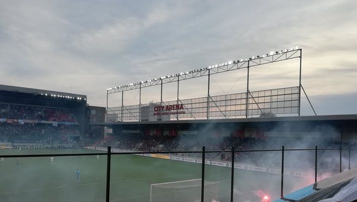 Fumogeni e tensioni a Trnava per il Derby Traditional slovacco fra Spartak e Slovan Bratislava Fumogeni e tensioni a Trnava per il Derby Traditional slovacco fra Spartak e Slovan Bratislava