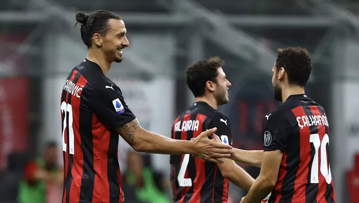 Zlatan Ibrahimovic (attaccante AC Milan) e Hakan Calhanoglu (centrocampista AC Milan), qui durante Milan-Cagliari 3-0 (Serie A 2019-2020) | AC Milan News (Getty Images)
