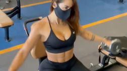 VIDEO / Sonia Isaza, l’allenamento per le spalle è esplosivo: il decolleté è hot
