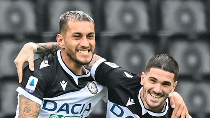 Udinese's Argentine midfielder Rodrigo De Paul (R) celebrates with teammate and compatriot midfielder Roberto Maximiliano Pereyra after scoring during the Italian Serie A football match between Udinese and AC Milan at the Friuli Stadium, alias 'Dacia Arena' in Udine on November 1, 2020. (Photo by Andreas SOLARO / AFP) (Photo by ANDREAS SOLARO/AFP via Getty Images) Udinese, prove di nuovo modulo: novità Mandragora e Pereyra, Larsen in bilico - immagine 1