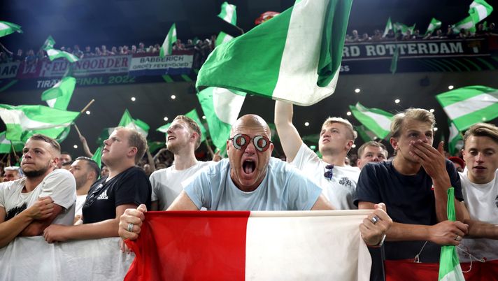 TIRANA, ALBANIA - MAY 25: A Feyanoord fan shows their support during the UEFA Conference League final match between AS Roma and Feyenoord at Arena Kombetare on May 25, 2022 in Tirana, Albania. (Photo by Alex Pantling/Getty Images) Rotterdam, derby cittadino: pre-partita, il Feyenoord saluta i giocatori andati in Premier - immagine 1