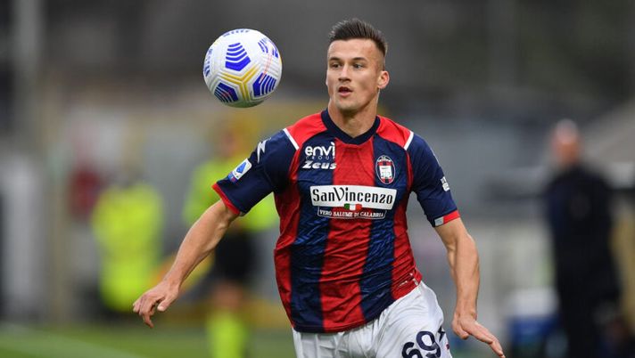 LA SPEZIA, ITALY - APRIL 10: Arkadiusz Reca of FC Crotone controls the ball during the Serie A match between Spezia Calcio and FC Crotone at Stadio Alberto Picco on April 10, 2021 in La Spezia, Italy. (Photo by Valerio Pennicino/Getty Images) Reca al fantacalcio? Torna all’Atalanta e sorge spontanea una domanda - immagine 1