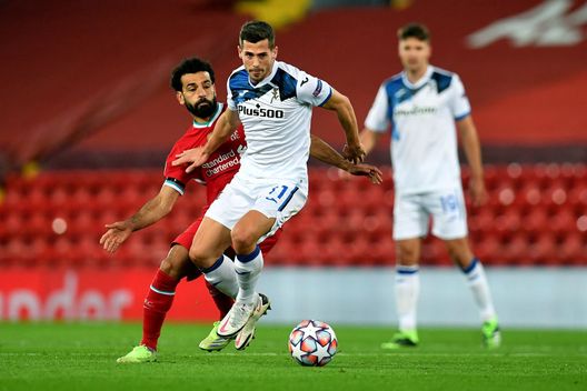 LIVERPOOL, ENGLAND - NOVEMBER 25: Remo Freuler of Atalanta B.C. is challenged by Mohamed Salah of Liverpool during the UEFA Champions League Group D stage match between Liverpool FC and Atalanta BC at Anfield on November 25, 2020 in Liverpool, England. Sporting stadiums around the UK remain under strict restrictions due to the Coronavirus Pandemic as Government social distancing laws prohibit fans inside venues resulting in games being played behind closed doors. (Photo by Paul Ellis - Pool/Getty Images) Freuler: “Mi ci vorrà un po’ per abituarmi alla Premier, ma l’Atalanta è stata una scuola di vita” - immagine 1
