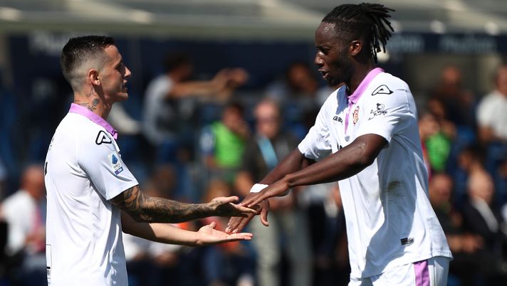 BERGAMO, ITALY - SEPTEMBER 11: Emanuele Valeri of US Cremonese celebrates after scoring their side's first goal during the Serie A match between Atalanta BC and US Cremonese at Gewiss Stadium on September 11, 2022 in Bergamo, Italy. (Photo by Marco Luzzani/Getty Images) Consigli Fantacalcio, 5 difensori per la 21a giornata: Valeri e Mancini da bonus. Dimarco può essere decisivo - immagine 1