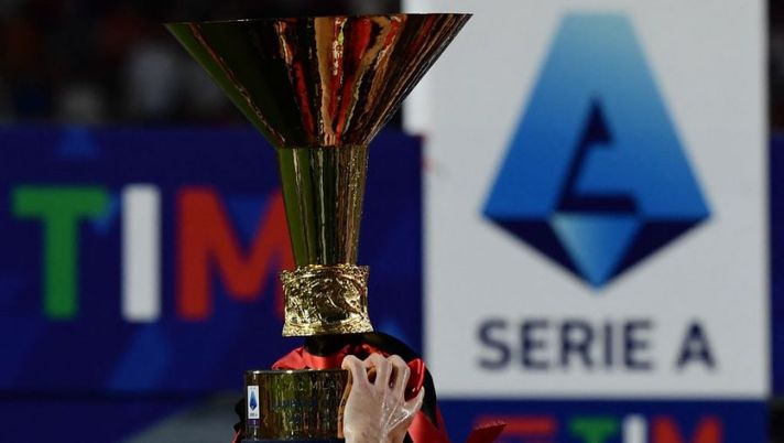 AC Milan's players celebrate with the winner's trophy after AC Milan won the Italian Serie A football match between Sassuolo and AC Milan, securing the 'Scudetto' championship on May 22, 2022 at the Mapei - Citta del Tricolore stadium in Sassuolo. (Photo by Filippo MONTEFORTE / AFP) (Photo by FILIPPO MONTEFORTE/AFP via Getty Images) Serie A 2023-24, ecco date e orari delle prime giornate: dalla 1a alla 4a - immagine 1