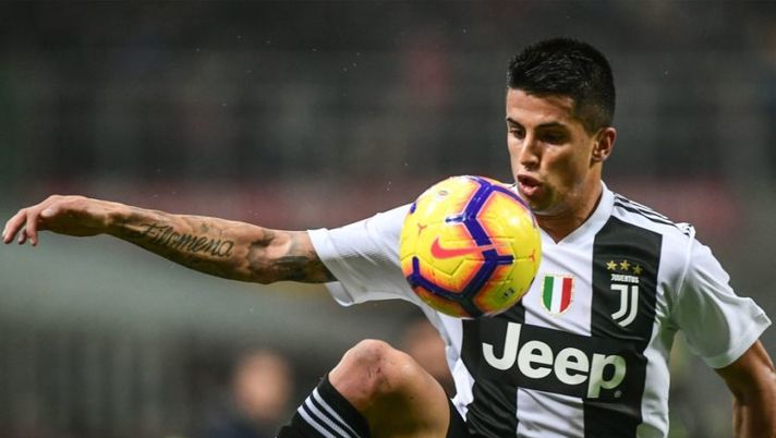 Juventus' Portuguese defender Joao Cancelo controls the ball during the Italian Serie A football match AC Milan vs Juventus on November 11, 2018 at the San Siro stadium in Milan. (Photo by Miguel MEDINA / AFP) (Photo credit should read MIGUEL MEDINA/AFP/Getty Images) Juve, il Corriere: “Cancelo aveva chiesto di restare ai dirigenti bianconeri” - immagine 1
