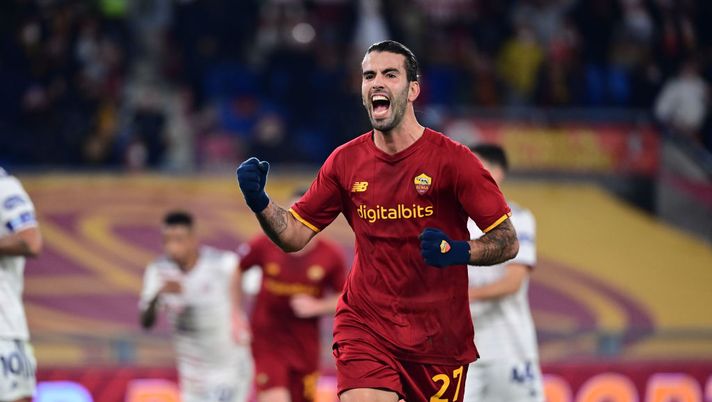 ROME, ITALY - JANUARY 16: AS Roma player Sergio Oliveira celebrates during the Serie A match between AS Roma and Cagliari Calcio at Stadio Olimpico on January 16, 2022 in Rome, Italy. (Photo by Luciano Rossi/AS Roma via Getty Images) La strana coppia Tiago Pinto-Sergio Oliveira: rivali nel derby portoghese, uniti nella Roma - immagine 1