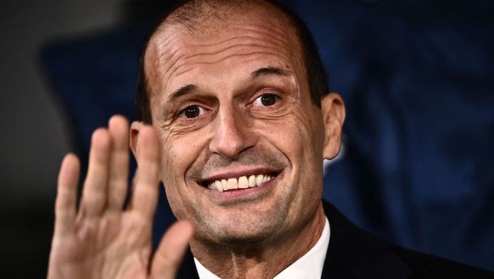 Juventus' Italian coach Massimiliano Allegri waves prior to the Italian Serie A footbal match between Cremonese and Juventus on January 4, 2023 at the Giovanni-Zini stadium in Cremona. (Photo by Marco BERTORELLO / AFP) (Photo by MARCO BERTORELLO/AFP via Getty Images) Gazzetta: “Sorpresa nella formazione della Juve, Allegri prova un giovane a centrocampo” - immagine 1
