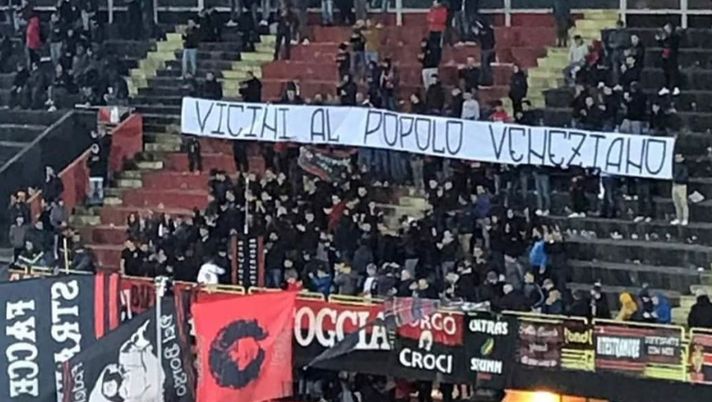 In coppa Italia la tifoseria del Foggia a fianco di quella veneziana... In coppa Italia la tifoseria del Foggia a fianco di quella veneziana...