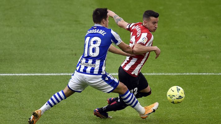 BILBAO, SPAIN - DECEMBER 31: Andoni Gorosabel of Real Sociedad tackles Alex Berenguer of Athletico Club during the La Liga Santander match between Athletic Club and Real Sociedad at Estadio de San Mames on December 31, 2020 in Bilbao, Spain. Sporting stadiums around Spain remain under strict restrictions due to the Coronavirus Pandemic as Government social distancing laws prohibit fans inside venues resulting in games being played behind closed doors. (Photo by Juan Manuel Serrano Arce/Getty Images) BILBAO, SPAIN - DECEMBER 31: Andoni Gorosabel of Real Sociedad tackles Alex Berenguer of Athletico Club during the La Liga Santander match between Athletic Club and Real Sociedad at Estadio de San Mames on December 31, 2020 in Bilbao, Spain. Sporting stadiums around Spain remain under strict restrictions due to the Coronavirus Pandemic as Government social distancing laws prohibit fans inside venues resulting in games being played behind closed doors. (Photo by Juan Manuel Serrano Arce/Getty Images)