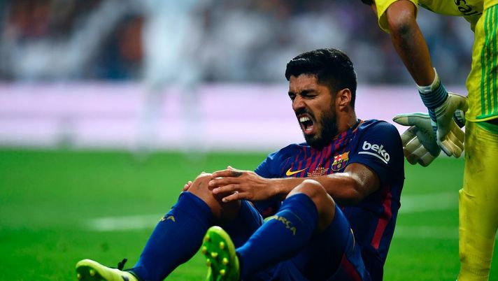 Barcellona: tegola per i blaugrana, problema al ginocchio per Suarez che dovrà stare fermo un mese  Barcellona: tegola per i blaugrana, problema al ginocchio per Suarez che dovrà stare fermo un mese
