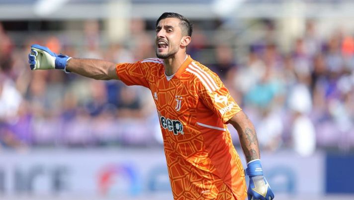 FLORENCE, ITALY - SEPTEMBER 03: Mattia Perin golakeeper of Juventus gestures during the Serie A match between ACF Fiorentina and Juventus at Stadio Artemio Franchi on September 3, 2022 in Florence, Italy. (Photo by Gabriele Maltinti/Getty Images) Voti fantacalcio: Perin da urlo! Jovic flop, Milik più di Amrabat, delude Di Maria - immagine 1