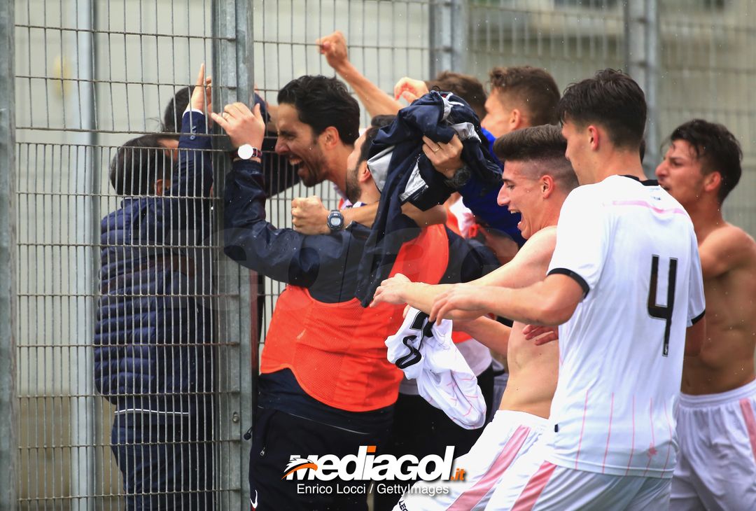  CAGLIARI, ITALY - MAY 05: the players and Coach of Palermo celebrate promotion in "Primavera 1" during the Primavera 1 match between Cagliari Calcio U19 and US Citta di Palermo U19 at Stadio Renato Raccis on May 5, 2018 (Photo by Enrico Locci/Getty Images) 