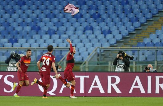  ROME, ITALY - JANUARY 23: Lorenzo Pellegrini of Roma celebrates with team mates Marash Kumbulla and Bruno Peres after scoring their side's fourth goal during the Serie A match between AS Roma and Spezia Calcio at Stadio Olimpico on January 23, 2021 in Rome, Italy. Sporting stadiums around Italy remain under strict restrictions due to the Coronavirus Pandemic as Government social distancing laws prohibit fans inside venues resulting in games being played behind closed doors. (Photo by Paolo Bruno/Getty Images) 