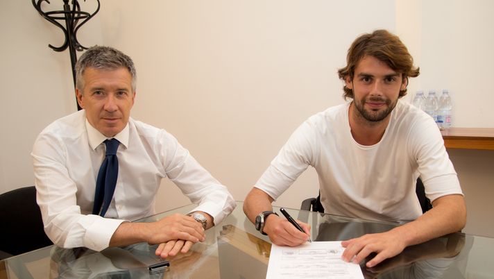 Andrea Poli alla firma con il Bologna (credits: bolognafc.it) 
