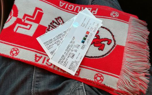 Nel 2017 si prendevano i biglietti e si andava al derby fra Perugia e Gubbio, oggi invece... Nel 2017 si prendevano i biglietti e si andava al derby fra Perugia e Gubbio, oggi invece...