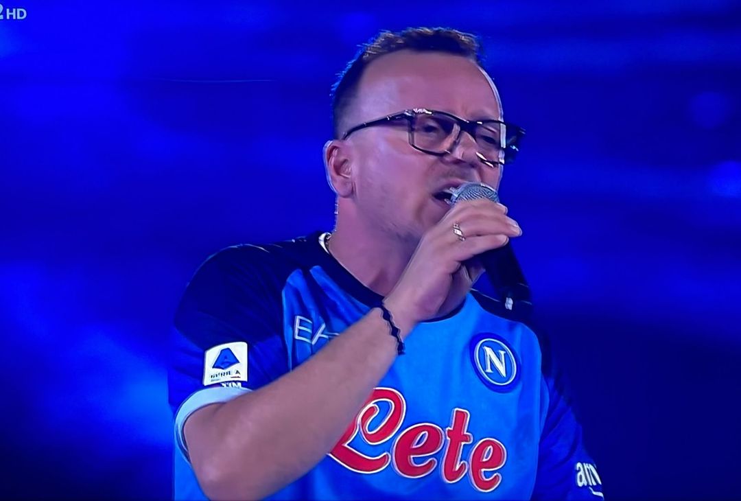 GALLERY Gigi D’Alessio fa impazzire il Maradona: lo show del cantante - immagine 10