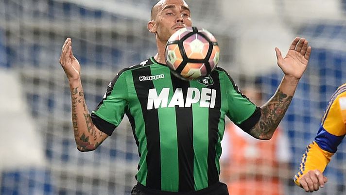 REGGIO NELL'EMILIA, ITALY - AUGUST 04: Paolo Cannavaro of US Sassuolo in action during the Third Qualifying Round Europa League between US Sassuolo and FC Luzern at Mapei Stadium - Città del Tricolore on August 4, 2016 in Reggio nell'Emilia, Italy (Photo by Giuseppe Bellini/Getty Images) Sassuolo, infortunio Cannavaro: lungo stop in arrivo, ecco i tempi di recupero - immagine 1
