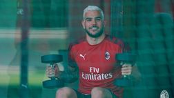 Theo Hernandez si fa biondo: il nuovo look scatena l’ironia sui social