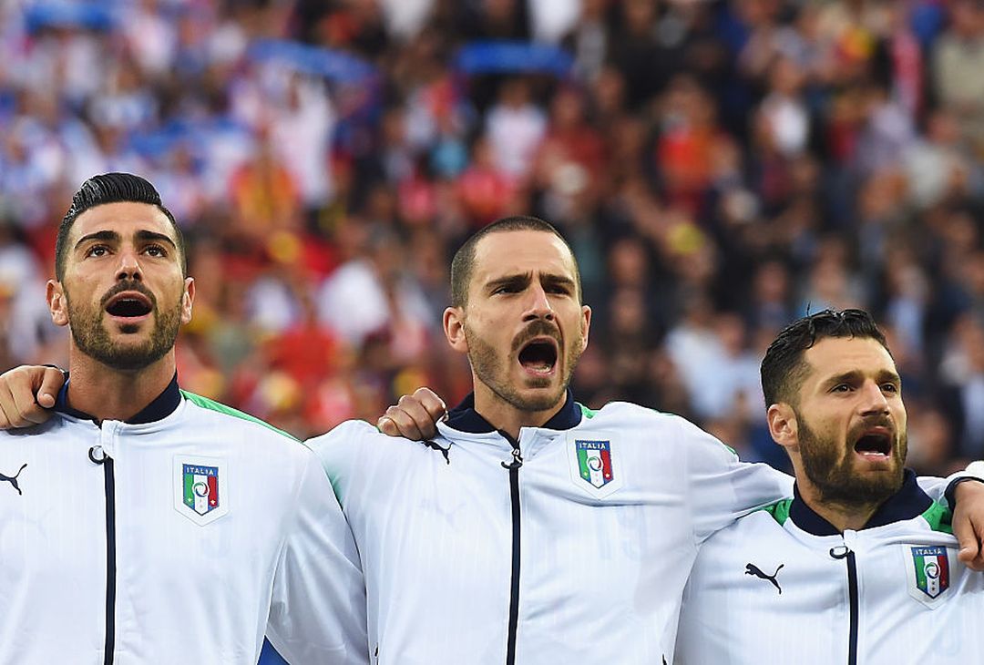  LYON, FRANCE - JUNE 13:  Graziano Pelle (L), Daniele De Rossi (C) and Antonio Candreva of Italy sing the national anthem prior to the UEFA EURO 2016 Group E match between Belgium and Italy at Stade des Lumieres on June 13, 2016 in Lyon, France.  (Photo by Claudio Villa/Getty Images) 