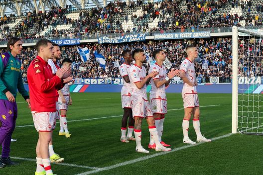 GERMOGLI PH: 18 FEBBRAIO 2024 EMPOLI STADIO CASTELLANI SERIE A EMPOLI VS FIORENTINA NELLA FOTO LA SQUADRA SALUTA I TIFOSI LE STRAGELLE – Amnesie sui corner, pile scariche e la coppia di ex- immagine 2