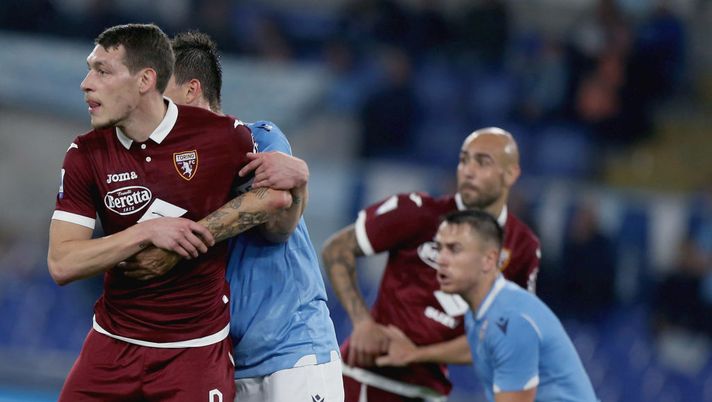 ROME, ITALY - OCTOBER 30:  Francesco Acerbi of SS Lazio competes for the ball with Andrea Belotti of Torino FC during the Serie A match between SS Lazio and Torino FC at Stadio Olimpico on October 30, 2019 in Rome, Italy.  (Photo by Paolo Bruno/Getty Images) 