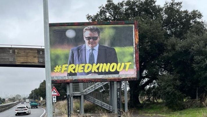 I tifosi protestano e spunta il cartellone contro il presidente - immagine 1