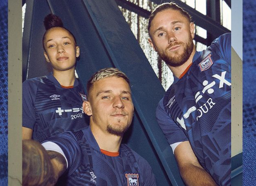Ipswich Town, nuova maglia per la stagione 2022/23: Ed Sheeran protagonista del video promozionale- immagine 2