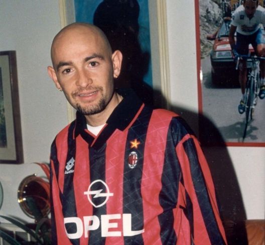 Marco Pantani con la maglia del Milan, foto magliarossonera.it 