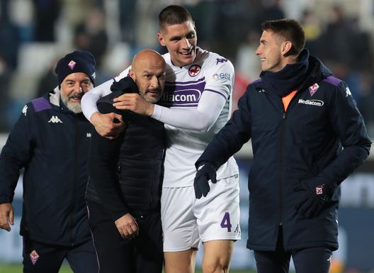 BERGAMO, ITALY - FEBRUARY 10: Nikola Milenkovic of ACF Fiorentina celebrates victory with his coach Vincenzo Italiano at the end of the Coppa Italia match between Atalanta BC and ACF Fiorentina at Gewiss Stadium on February 10, 2022 in Bergamo, Italy. (Photo by Emilio Andreoli/Getty Images) Italiano: “Odriozola un altro giocatore. Nico ok. Piatek davanti a Cabral”- immagine 2