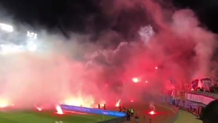Derby nazionale croato con fumogeni e con sospensione: Hajduk-Dinamo 0-2 