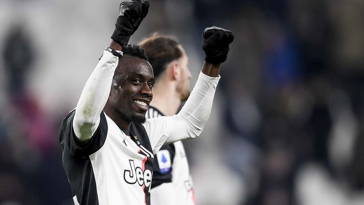 TURIN, ITALY - JANUARY 19: Blaise Matuidi of Juventus greets the fans and celebrates the victory after the Serie A match between Juventus and Parma Calcio at Allianz Stadium on January 19, 2020 in Turin, Italy. (Photo by Daniele Badolato - Juventus FC/Juventus FC via Getty Images) matuidi