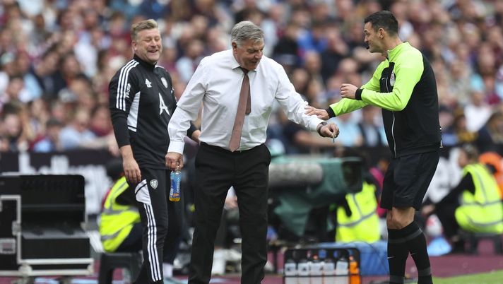 Il tecnico del Leeds trova una banconota e…la regala al quarto uomo. - immagine 1