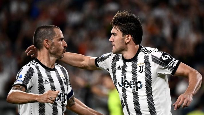 Juventus' Serbian forward Dusan Vlahovic celebrates with Juventus' Italian defender Leonardo Bonucci (L) after scoring a penalty during the Italian Serie A football match between Juventus and Sassuolo on August 15, 2022 at the Juventus stadium in Turin. (Photo by Marco BERTORELLO / AFP) (Photo by MARCO BERTORELLO/AFP via Getty Images) Gazzetta: “Infortunio Bonucci, i tempi di recupero. Forfait Chiesa e le ultime su Vlahovic” - immagine 1