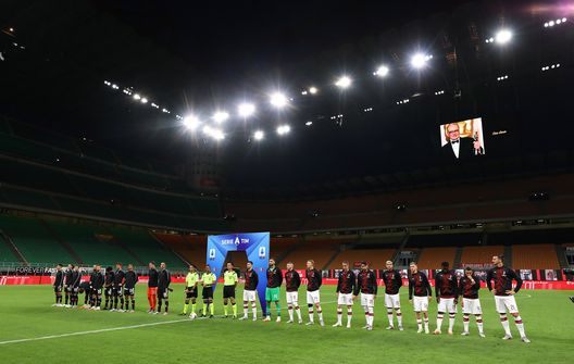 Le squadre di Milan e Juventus schierate al centro del prato di San Siro Le squadre di Milan e Juventus schierate al centro del prato di San Siro