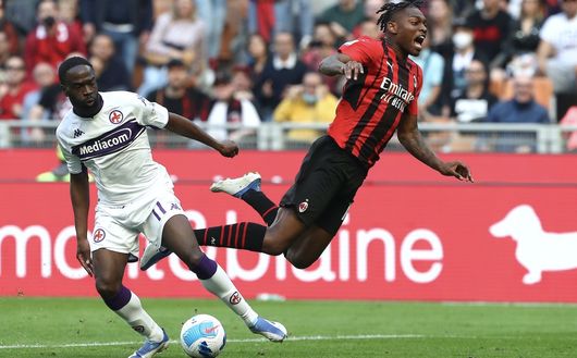 Rafael Leao (attaccante AC Milan) qui a contrasto con Jonathan Ikoné durante Milan-Fiorentina 1-0 (Serie A 2021-2022) | News (Getty Images)