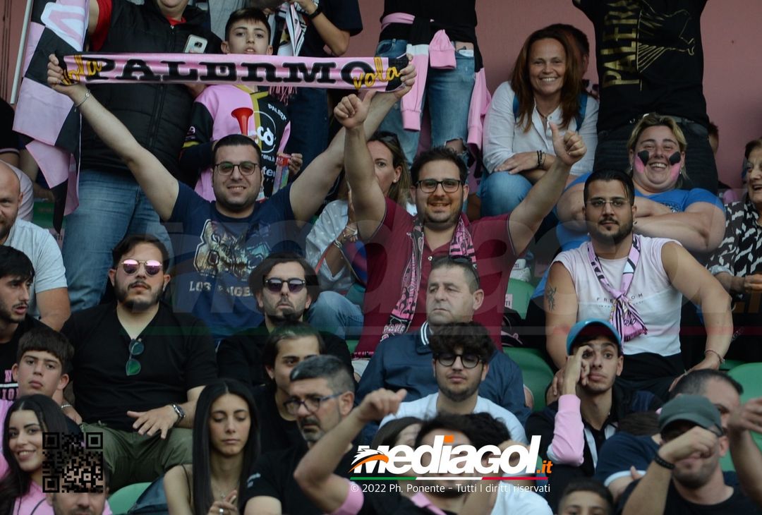 Fototifo, i tifosi allo stadio per Palermo-Feralpisaló 1-0 (gallery) - immagine 154