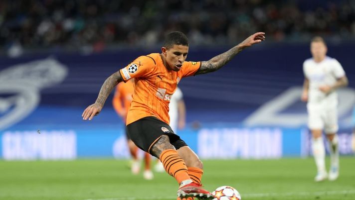 MADRID, SPAIN - NOVEMBER 03: Domilson Cordeiro alias Dodo of FC Shakhtar Donetsk strikes the ball during the UEFA Champions League group D match between Real Madrid and Shakhtar Donetsk at Estadio Santiago Bernabeu on November 03, 2021 in Madrid, Spain. (Photo by Gonzalo Arroyo Moreno/Getty Images) Sky: “Jovic, la Fiorentina pensa al diritto di riscatto. L’offerta per Dodò…” - immagine 1