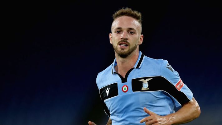 ROME, ITALY - JULY 23: Manuel Lazzari of SS Lazio looks on during the Serie A match between SS Lazio and Cagliari Calcio at Stadio Olimpico on July 23, 2020 in Rome, Italy. (Photo by Paolo Bruno/Getty Images) Chi mettere in casa e chi mettere in trasferta: sei consigli per la 9a giornata - immagine 1