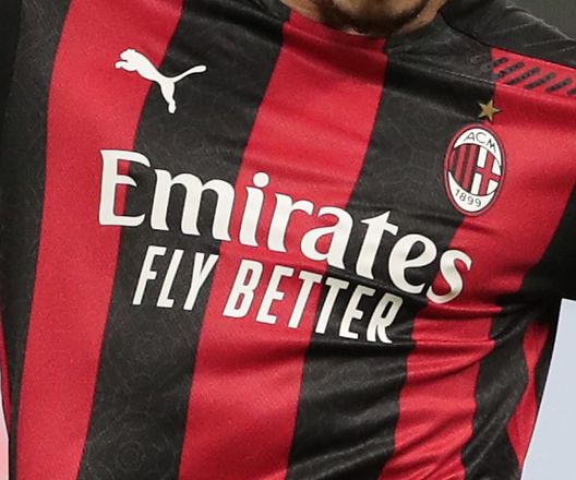 Ismael Bennacer, centrocampista algerino classe '97, con la maglia sponsorizzata Emirates Ismael Bennacer, centrocampista algerino classe '97, con la maglia sponsorizzata Emirates