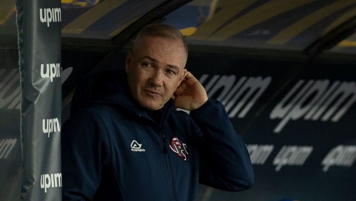 VERONA, ITALY - JANUARY 09: Massimiliano Alvini, Manager of US Cremonese looks on during the Serie A match between Hellas Verona and US Cremonese at Stadio Marcantonio Bentegodi on January 09, 2023 in Verona, Italy. (Photo by Emmanuele Ciancaglini/Getty Images) Sky: “Ore calde per Alvini: è a rischio esonero, ecco i possibili sostituti” - immagine 1