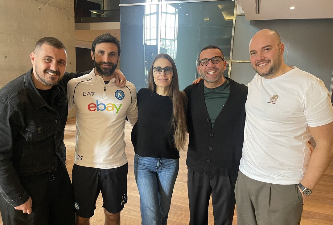 GALLERY Invasione dei tifosi del Napoli in Spagna: gli scatti con i calciatori - immagine 4