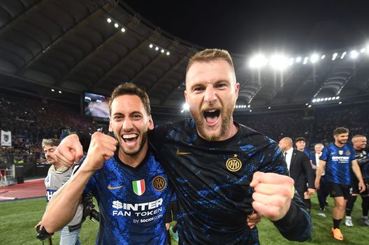 ROME, ITALY - MAY 11: Hakan Calhanoglu and Milan Skriniar of FC Internazionale celebrates their side's victory in the Coppa Italia Final match between Juventus and FC Internazionale at Stadio Olimpico on May 11, 2022 in Rome, Italy. (Photo by Francesco Pecoraro/Getty Images) Coppa Italia, Inter tra le 3 favorite: grande equilibrio per la vittoria finale- immagine 2