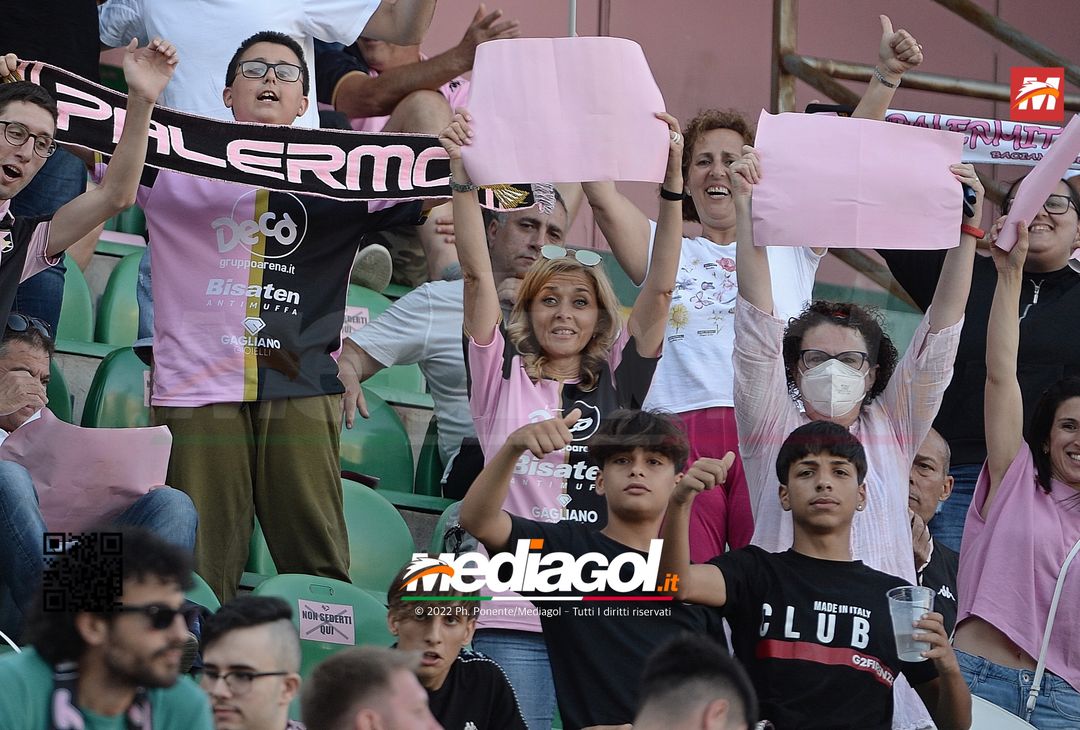 Fototifo, facce da Serie B. I tifosi allo stadio per Palermo-Padova 1-0 - immagine 52