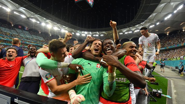BUCHAREST, ROMANIA - JUNE 28: Yann Sommer and Denis Zakaria of Switzerland celebrate with team mates after their side's victory in the penalty shoot out after the UEFA Euro 2020 Championship Round of 16 match between France and Switzerland at National Arena on June 28, 2021 in Bucharest, Romania. (Photo by Justin Setterfield/Getty Images) BUCHAREST, ROMANIA - JUNE 28: Yann Sommer and Denis Zakaria of Switzerland celebrate with team mates after their side's victory in the penalty shoot out after the UEFA Euro 2020 Championship Round of 16 match between France and Switzerland at National Arena on June 28, 2021 in Bucharest, Romania. (Photo by Justin Setterfield/Getty Images)