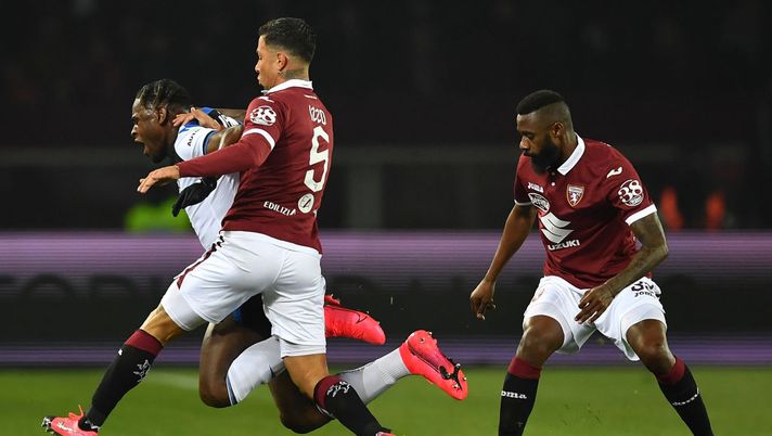 TURIN, ITALY - JANUARY 25: Armando Izzo (R) of Torino FC tackles Duvan Zapata of Atalanta BC during the Serie A match between Torino FC and Atalanta BC at Stadio Olimpico di Torino on January 25, 2020 in Turin, Italy. (Photo by Valerio Pennicino/Getty Images) TURIN, ITALY - JANUARY 25: Armando Izzo (R) of Torino FC tackles Duvan Zapata of Atalanta BC during the Serie A match between Torino FC and Atalanta BC at Stadio Olimpico di Torino on January 25, 2020 in Turin, Italy. (Photo by Valerio Pennicino/Getty Images)