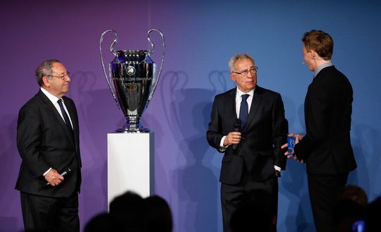 BERLIN, GERMANY - APRIL 27: (L-R) Francisco Gento and Amancio Amaro Varela of Real Madrid talk with presenter Jochen Breyer during the UEFA Champions League Trophy handover ceremony at Rote Rathaus on April 27, 2015 in Berlin, Germany. (Photo by Boris Streubel/Bongarts/Getty Images) Il calcio piange Gento. Segnò alla Fiorentina in finale di Coppa Campioni- immagine 2