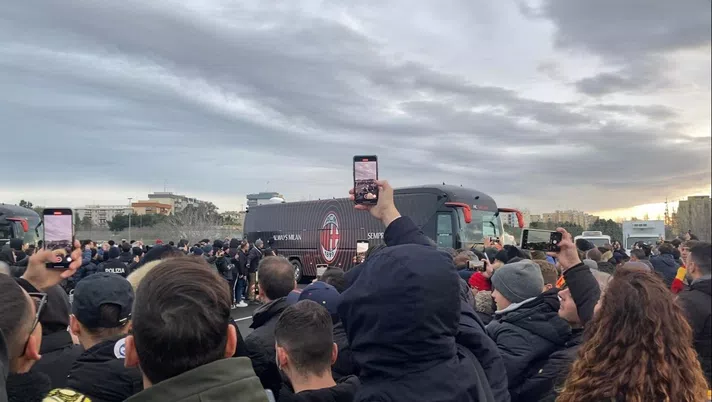 Lecce-Milan, ecco l'arrivo dei rossoneri allo stadio | PM VIDEO