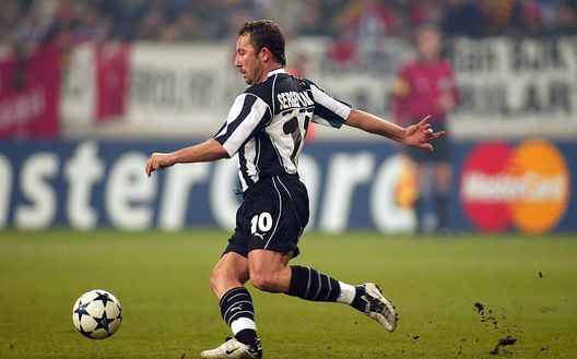 Sergen Yalcini ai tempi in cui giocava nel Besiktas prima di diventare allenatore... (Photo by Vladimir Rys/Bongarts/Getty Images) Sergen Yalcini ai tempi in cui giocava nel Besiktas prima di diventare allenatore... (Photo by Vladimir Rys/Bongarts/Getty Images)